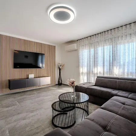 Royal 2 By Interhome Vir
